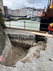 Réalisation d'un garde-corps provisoire et mise en place d'un dispositif de sauvetage (bouée)