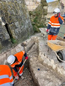 excavation manuelle et coltinage des terres à la brouette