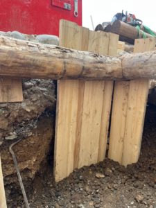 Mise en place de rondins en tête de fouille
