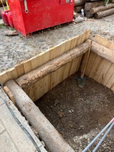 Mise en place de rondins en tête de fouille