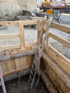 fouille blindée traditionnelle avec garde-corps en bois en tête de fouille