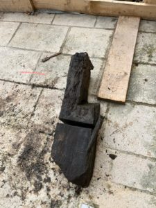 découverte de tête de platelage en bois en fondation de la Tour Saint Nicolas