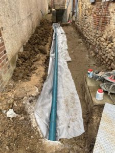Tranchée drainante: mise en place du drain et du géotextile