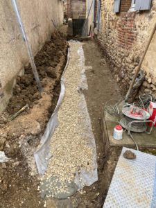 Tranchée drainante: mise en place de cailloux drainants autour du drain