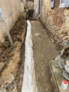 Tranchée drainante: mise en place du géotextile autour du cailloux et du drain