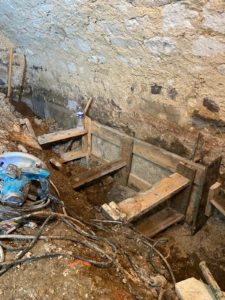 Longrine pour reprise en sous-œuvre du piédroit de la cave voûtée par passes alternées