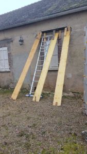 Réalisation d'une première passe de chainage en linteau de fenêtre : - découpe à l'outil diamant et démolition soignée de la maçonnerie existante - mise en place du ferraillage - mise en place du coffrage : le coffrage est surélevé pour permettre un bétonnage avec une joue de coffrage et assurer ainsi une pression de béton permettant de réaliser un bon matage du béton avec la maçonnerie