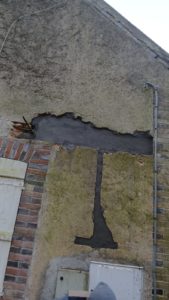 Réalisation d'un chainage en béton armé réalisé en engravure dans la maçonnerie existante