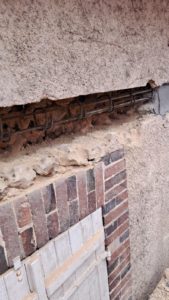 Réalisation d'un chainage en béton armé réalisé en engravure dans la maçonnerie existante