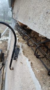 Réalisation d'un chainage en béton armé réalisé en engravure dans la maçonnerie existante