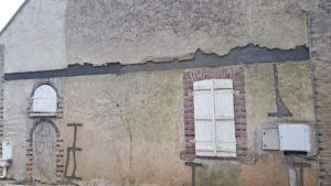 Réalisation d'un chainage en béton armé réalisé en engravure dans la maçonnerie existante et traitement par agrafages de fissures