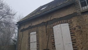 Chainage en béton armé et agrafages de fissures pour renforcement structurel