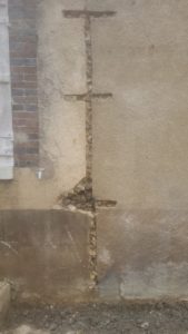 Traitement par agrafages de fissures : découpe soignée à l'outil diamant pour réalisation de saignée avant mise en place des armatures de coutures et remplissage au mortier sans retrait