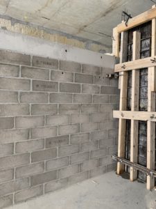 Voile en parpaings pleins coffrage de poteaux coulé en place