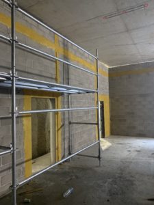 Voile en parpaings pleins , chaînages horizontaux et verticaux coulés en place, application d'un produit d'accrochage avant enduit