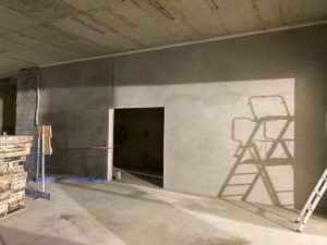 Voile en parpaings pleins , réalisation de l'enduits ciment en cours