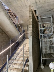 Voile en parpaings pleins avec poteaux et chaînages coffrées et coulés en place