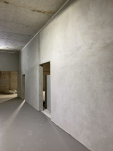 Voile en parpaings pleins avec enduits ciment sur parement et cordon coupe-feu en tête