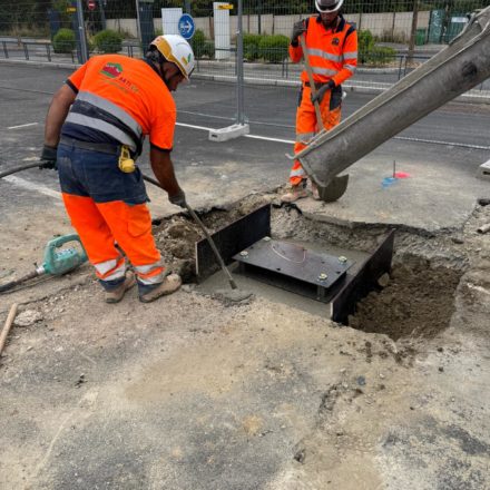 Bétonnage du massif de fondation avec vibration du béton