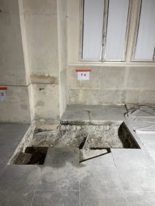 Démontage soigné du dallage historique