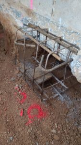 BATI-IDF cage d'armatures d'un massif de liaisonnement en section L, positionnée en sous-œuvre sous la fondation existante avant coffrage et bétonnage — maison particulière à Saint-Germain-du-Bois (71).