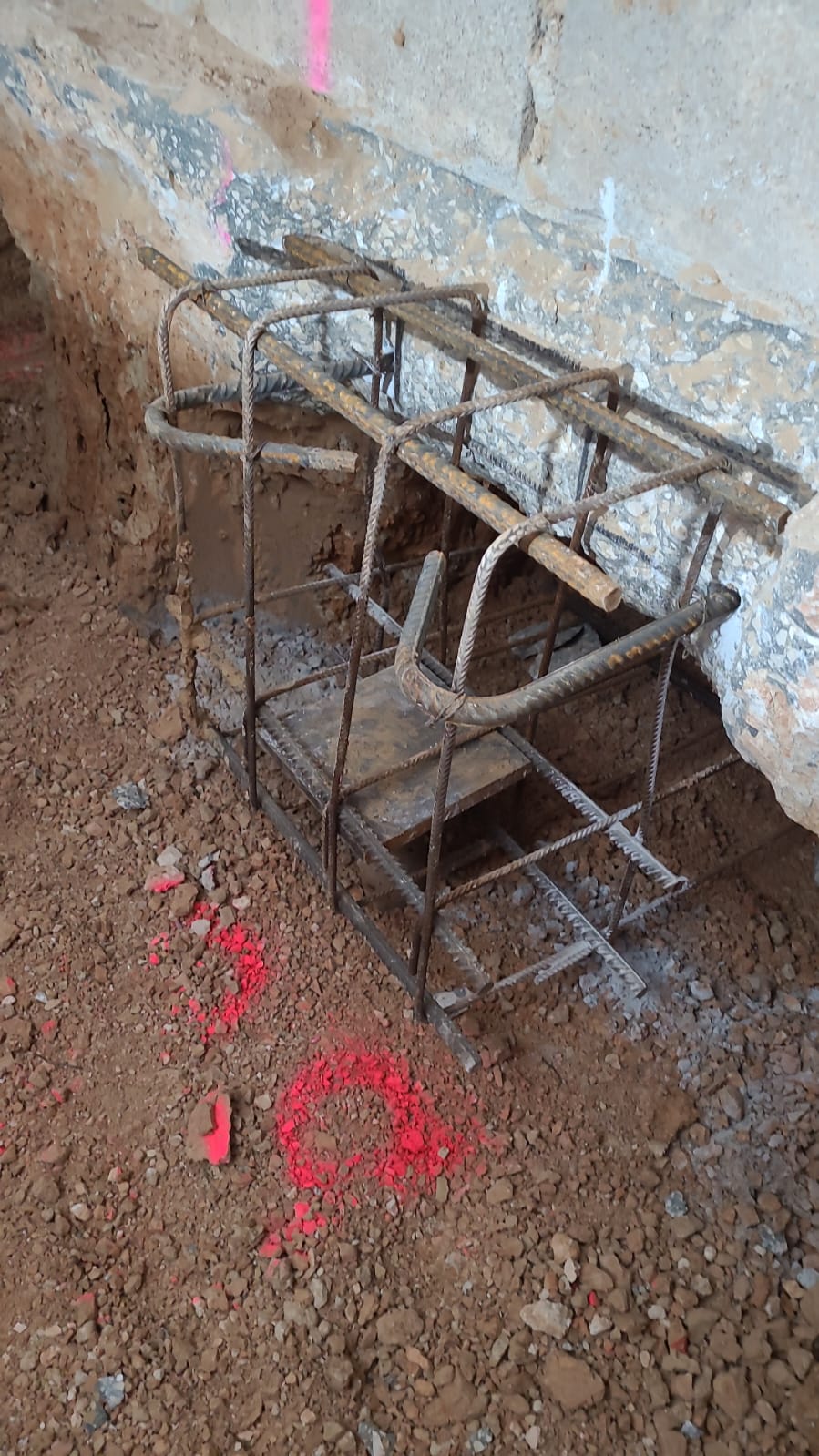 BATI-IDF cage d'armatures d'un massif de liaisonnement en section L, positionnée en sous-œuvre sous la fondation existante avant coffrage et bétonnage — maison particulière à Saint-Germain-du-Bois (71).