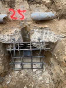 BATI-IDF cage d'armatures d'un massif de liaisonnement en fond de fouille, platine de connexion en tête de micropieu visible au fond — maison particulière à Saint-Germain-du-Bois (71).