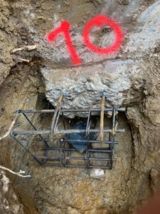 BATI-IDF cage d'armatures d'un massif de liaisonnement en tête de micropieu, armatures crossées HA14 visibles, prêtes pour scellement résine dans la fondation — Saint-Germain-du-Bois (71).