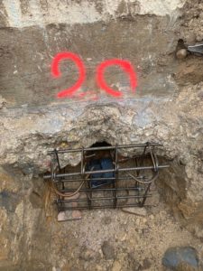 BATI-IDF cage d'armatures d'un massif de liaisonnement glissée en sous-œuvre, au pied de la fondation existante de la maison — maison particulière à Saint-Germain-du-Bois (71).