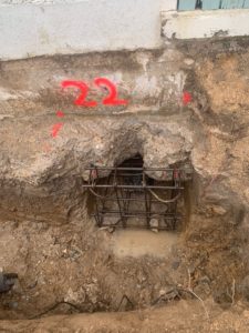 BATI-IDF cage d'armatures d'un massif de liaisonnement en sous-œuvre, vue large du pied de façade de la maison particulière — Saint-Germain-du-Bois (71).