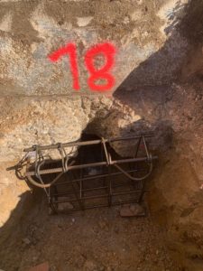 BATI-IDF cage d'armatures d'un massif de liaisonnement en sous-œuvre, vue d'angle montrant les crossés latéraux pour scellement — maison particulière à Saint-Germain-du-Bois (71).