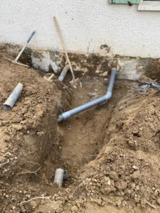 BATI-IDF tranchée et pose des canalisations PVC Ø100 pour la reprise du réseau d'eaux pluviales en pied de façade après la phase massifs — Saint-Germain-du-Bois (71).
