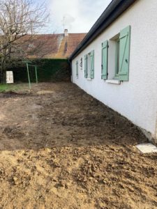 BATI-IDF vue d'ensemble de la façade de la maison particulière après remblaiement et préparation pour la mise en place du gravier en cour — Saint-Germain-du-Bois (71).