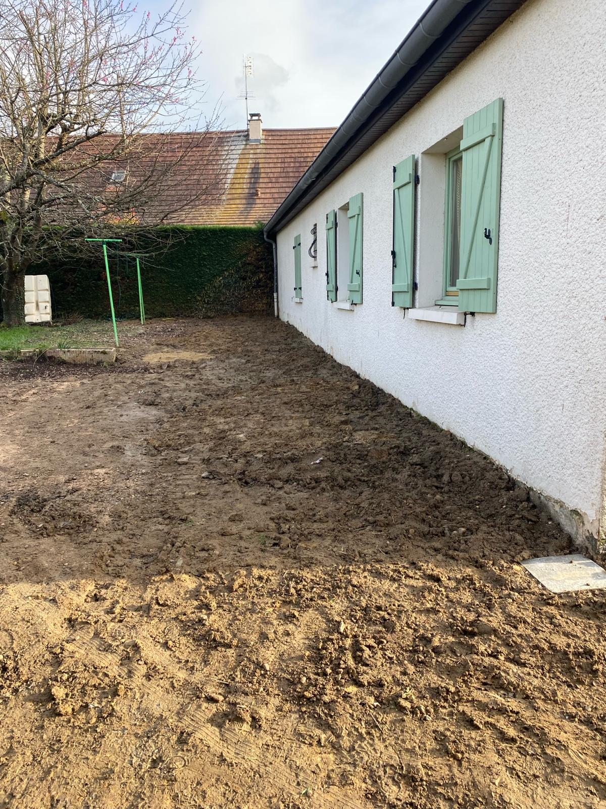 BATI-IDF vue d'ensemble de la façade de la maison particulière après remblaiement et préparation pour la mise en place du gravier en cour — Saint-Germain-du-Bois (71).