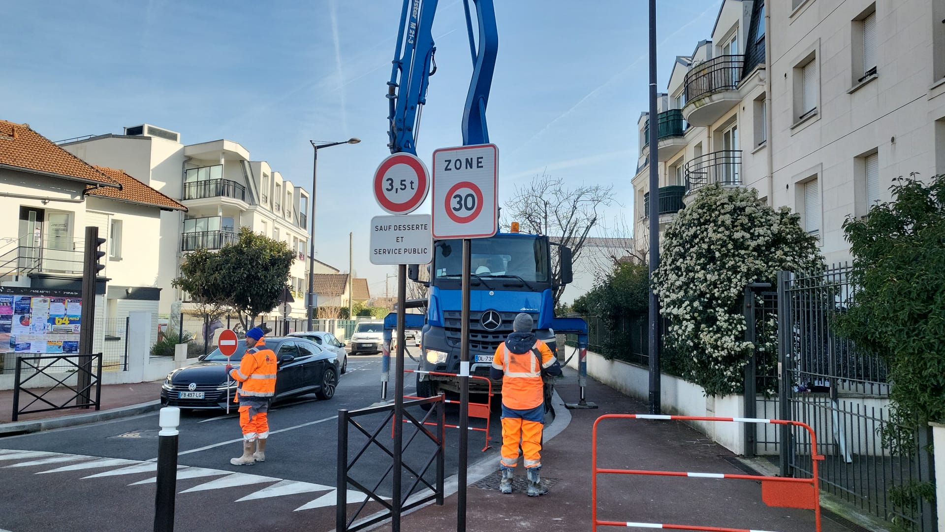 BATI-IDF intervention d'urgence sur voirie pour comblement de cavité — camion-pompe et équipe de sécurisation sous autorisation d'occupation du domaine public, à Antony (92).