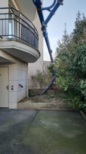 BATI-IDF flèche du camion-pompe déployée par-dessus la végétation pour atteindre la cavité à combler dans le jardin de la copropriété — Antony (92).