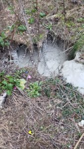 BATI-IDF coulis de remplissage en cours de remontée dans la cavité depuis le fond — phase active du comblement du fontis dans le jardin — Antony (92).