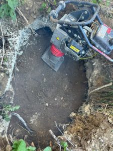 BATI-IDF compactage du remblai à la plaque vibrante pour garantir la portance du sol après comblement de la cavité — copropriété à Antony (92).
