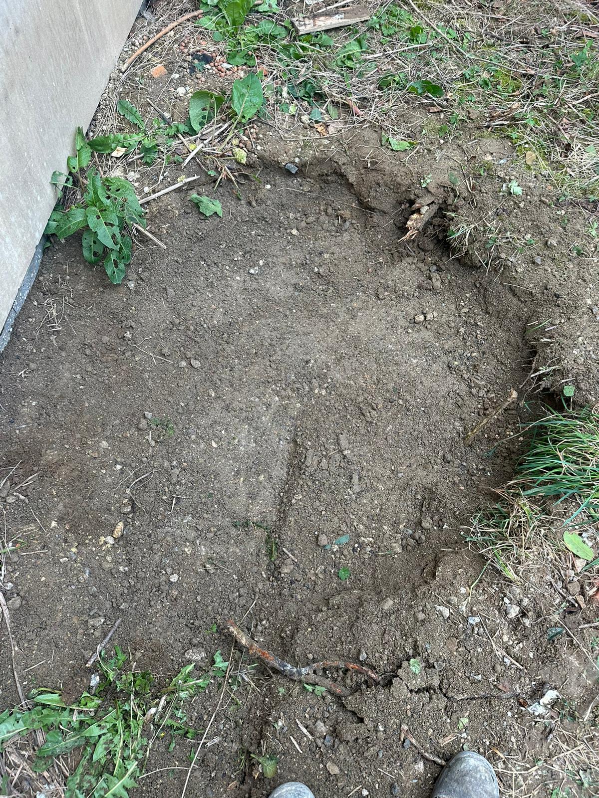 BATI-IDF remblai compacté en pied de bâtiment de copropriété, finition de l'intervention d'urgence de comblement de cavité — Antony (92).