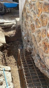 BATI-IDF cage d'armatures d'une longrine en sous-œuvre en pied du mur en meulière de la maison — reprise en sous-œuvre post-sécheresse à Antony (92).