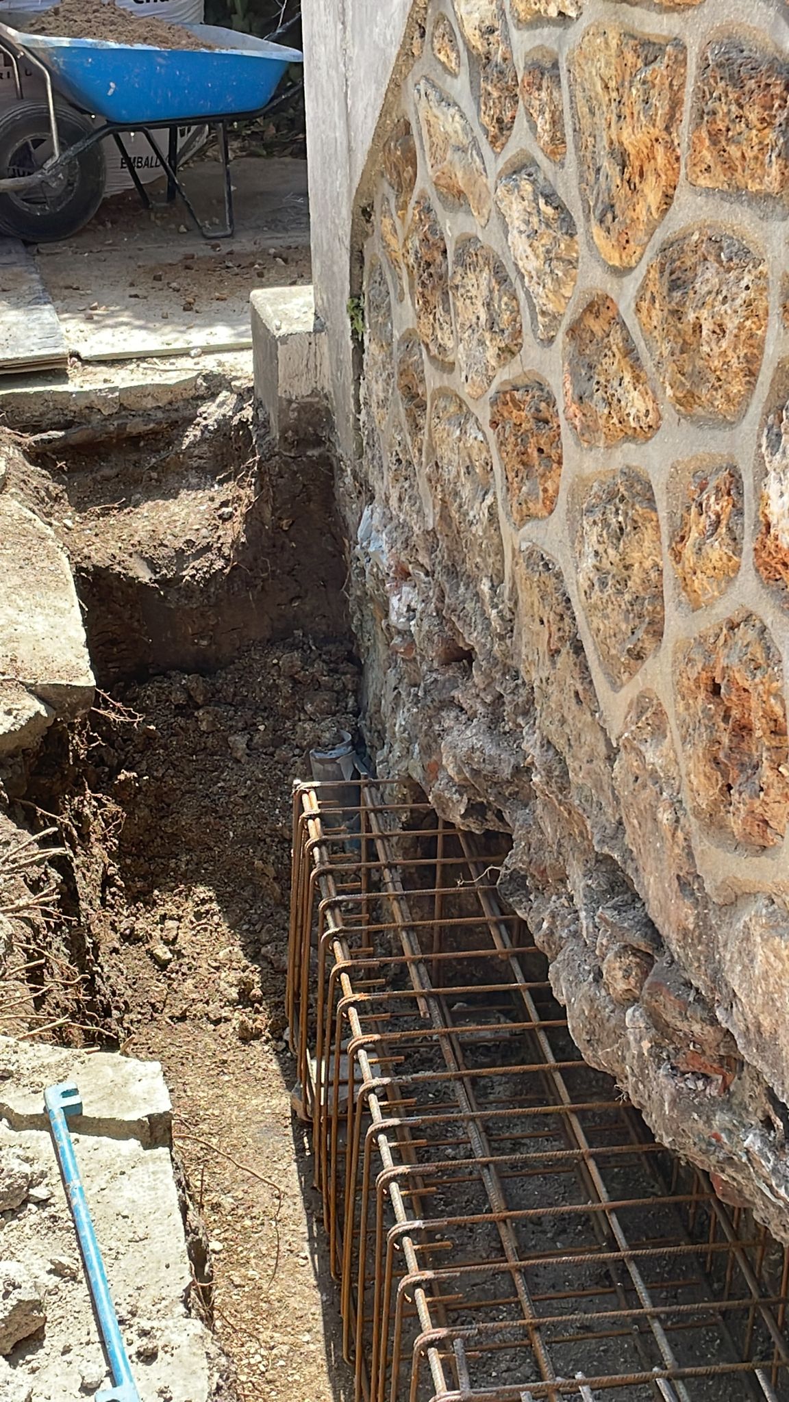 BATI-IDF cage d'armatures d'une longrine en sous-œuvre en pied du mur en meulière de la maison — reprise en sous-œuvre post-sécheresse à Antony (92).