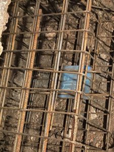 BATI-IDF cage d'armatures d'une longrine avec platine de connexion 200×200 mm visible au centre, sur tête de micropieu — reprise en sous-œuvre post-sécheresse à Antony (92).
