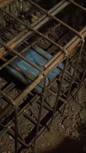 BATI-IDF gros plan sur la platine 200×200 de connexion d'un micropieu, intégrée dans la cage de ferraillage de la longrine — reprise en sous-œuvre post-sécheresse à Antony (92).