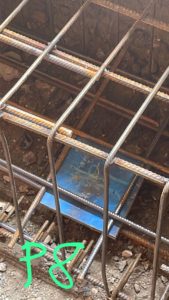 BATI-IDF platine de connexion bleue d'un micropieu en gros plan dans la cage de ferraillage de la longrine — reprise en sous-œuvre post-sécheresse à Antony (92).