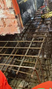 BATI-IDF cage d'armatures de longrine en sous-œuvre du mur en meulière de la maison — reprise en sous-œuvre post-sécheresse à Antony (92).