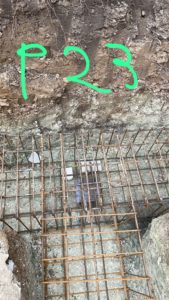 BATI-IDF cage d'armatures d'un massif de liaisonnement, platine de connexion visible au centre — reprise en sous-œuvre post-sécheresse à Antony (92).