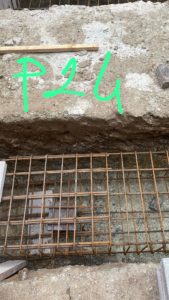 BATI-IDF cage d'armatures d'une longrine dans une fouille étroite contre le mur en meulière — reprise en sous-œuvre post-sécheresse à Antony (92).
