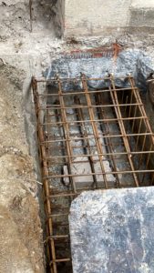 BATI-IDF cage d'armatures d'un massif de liaisonnement vue plongeante dans une fouille profonde — reprise en sous-œuvre post-sécheresse à Antony (92).