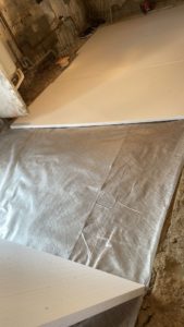 BATI-IDF mise en place du polystyrène expansé en isolation thermique du sol sur géotextile, avant coulage de la chape — reprise en sous-œuvre post-sécheresse à Antony (92).