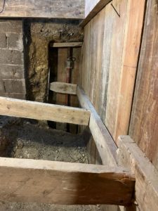 BATI-IDF fouille blindée descendue sous le sous-sol de l'immeuble, parois maintenues par un blindage en madriers bois posé à l'avancement — reprise en sous-œuvre, Argenteuil (95)